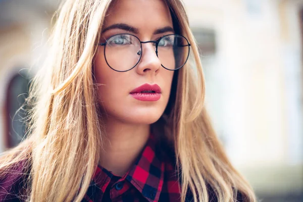 Sokaktaki moda kız zarif, şık kıyafet Closeup portret. Kadın fashion.stylish kadın.