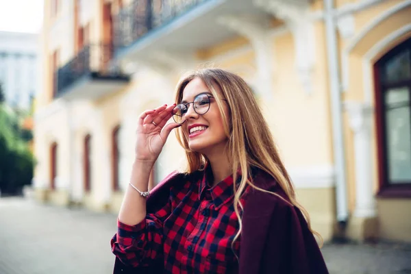 Elegant, trendy outfit Closeup of wrist watch on the hand of stylish woman. Fashionable girl on the street. Female fashion. — Stock Photo, Image