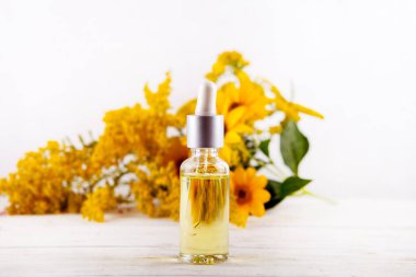 esans düşen cam damlalık uçucu yağlar ve tıbbi otlar çiçekler