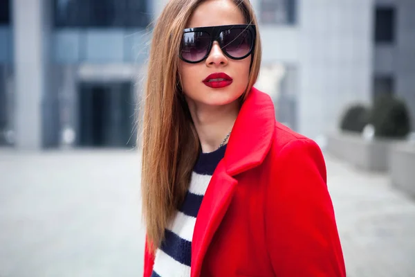 Concept de mode de rue. Jeune beau modèle dans la ville. Belle femme blonde portant des lunettes de soleil — Photo