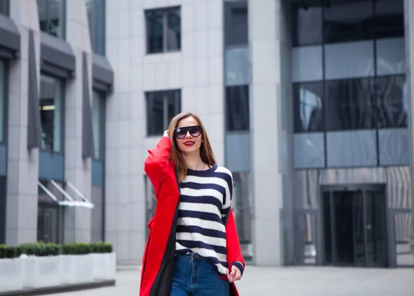Increíble glamour mujer rubia en traje de moda posando contra la pared de fondo urbano, look de moda retrato de moda al aire libre de la mujer joven con estilo . — Foto de Stock