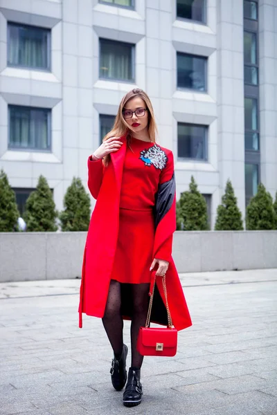 Portrait plein corps extérieur de jeune belle femme à la mode portant une robe rouge à la mode — Photo