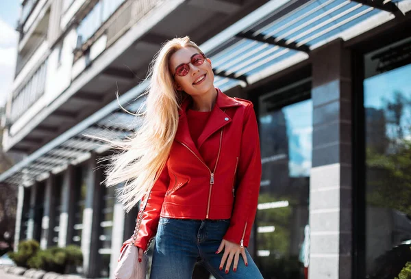 Šťastný Mladý Stylový Dívka Kožené Bundě Džíny Při Pohledu Kamery — Stock fotografie