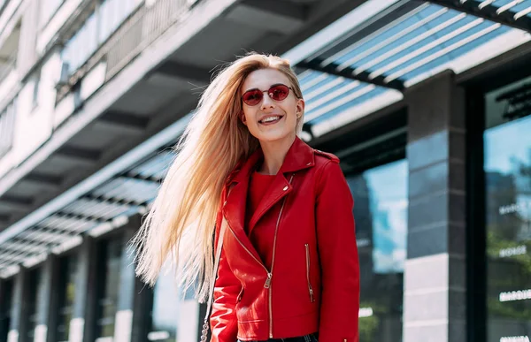 Ung Ganska Snygg Kvinna Poserar Stan Trendig Casual Outfit Magnifik — Stockfoto