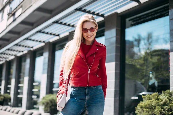 Street Mode Porträtt Ung Elegant Kvinna Bär Läder Röd Jacka — Stockfoto