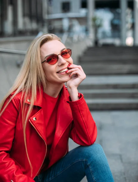Trevlig Tjej Trendigt Rött Läder Jacka Tittar Kameran — Stockfoto