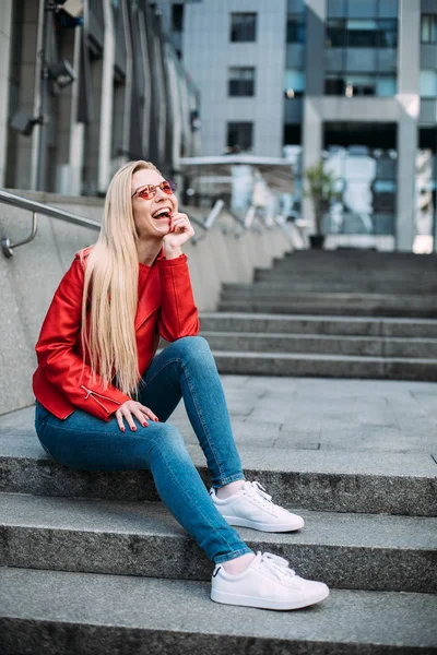 Ung Blond Hipster Kvinna Leende Blond Kvinna Skrattar Gatan Glatt — Stockfoto