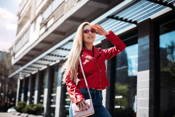 Guapa Rubia Con Pelo Largo Sonriendo Alegremente —  Fotos de Stock