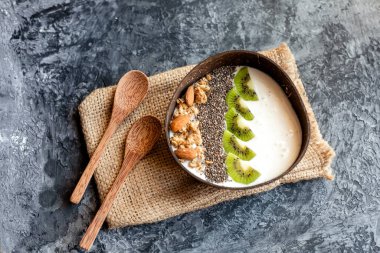 Taze böğürtlenli ve ev yapımı granola ile sağlıklı kahvaltı içeceği..