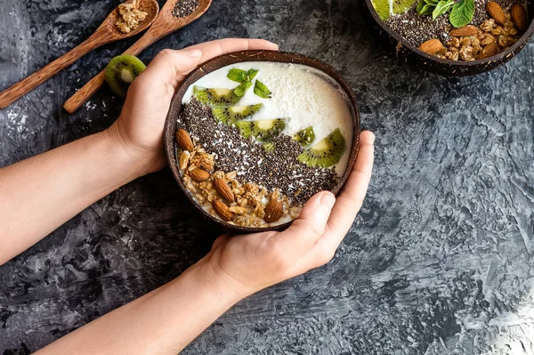 Saludable Desayuno Frutas Tazón Coco Chica Tiene Palma Bali Cuencos Fotos de stock libres de derechos