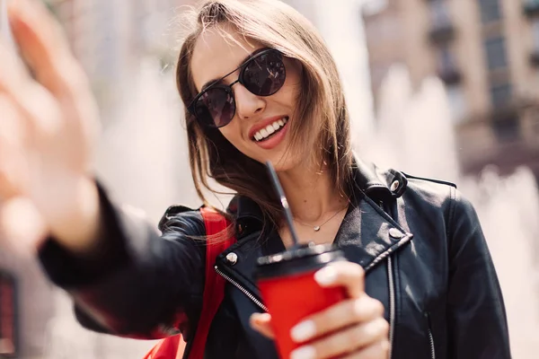 Glada Leende Flicka Solglasögon Gör Selfie Framför Staden Utomhus Porträtt — Stockfoto