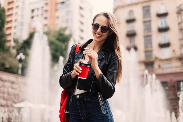 Ung Attraktiv Snygg Leende Kvinna Som Har Roligt Staden Positiva — Stockfoto