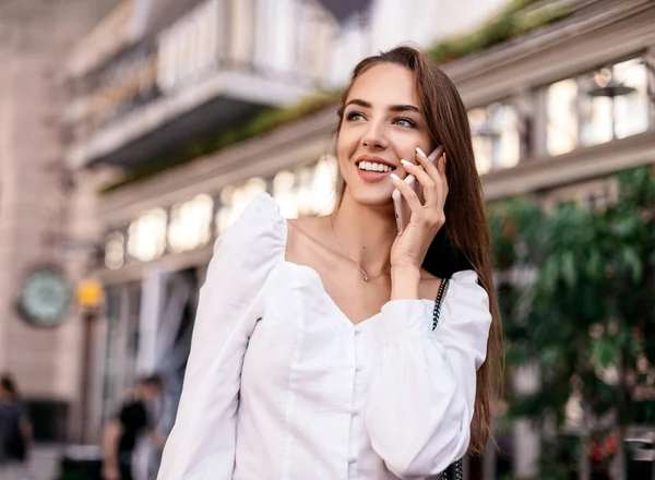 Porträtt Attraktiv Ung Flicka Klädd Vit Skjorta Som Pratar Telefon — Stockfoto