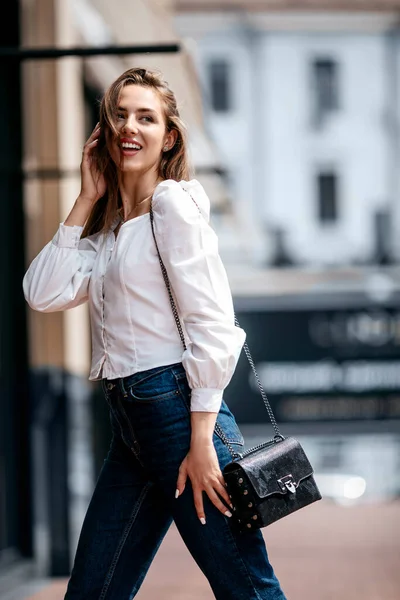 Portrait Une Jolie Jeune Fille Vêtue Chemisier Blanc Mignon Fille — Photo