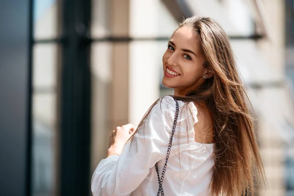 Jeune Belle Brune Marchant Dans Ville Elle Regarde Arrière Sourire — Photo