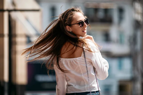 Elegant Leende Glad Kvinna Klädd Vit Skjorta Ung Vacker Brunett — Stockfoto