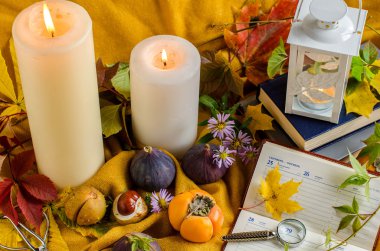 Not defteri ve mumlar sonbahar kompozisyonu.