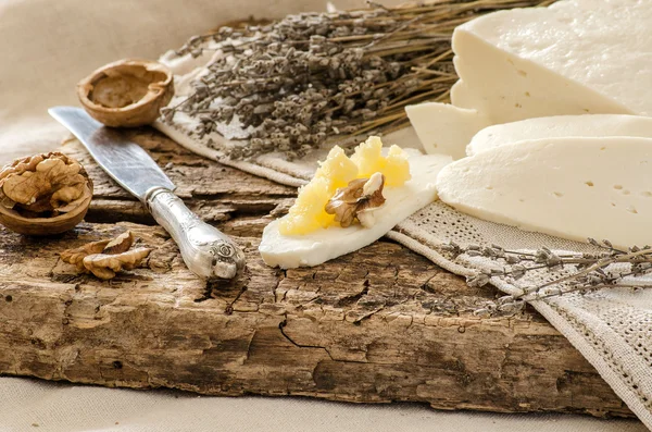 Peynir, bal ve fındık ile ülke kahvaltı. Rustik tarzı.