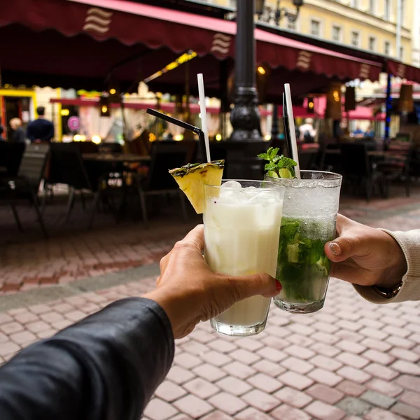 İki arkadaş elinde kokteyller.