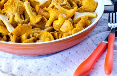 Bir tavada masanın üzerine chanterelles.