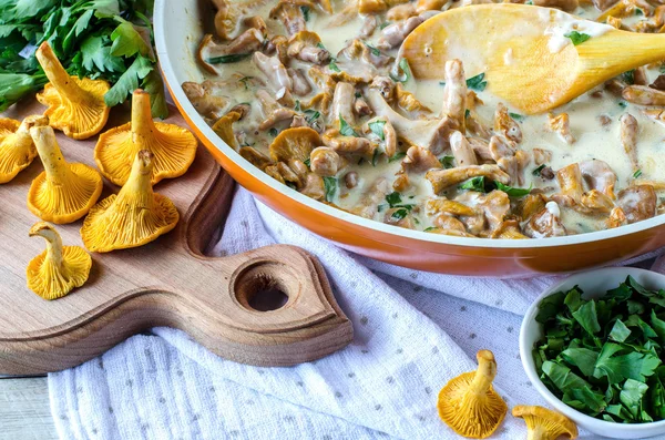 Cantharellus cibarius mantar beyaz sos tava Sote