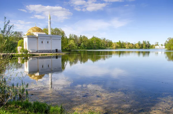 Turks bad in Tsarskoje Selo. De weerspiegeling in het water. — Stockfoto