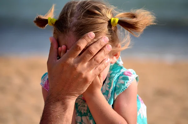 Elini çocuk için Rüzgar yüz kapatır