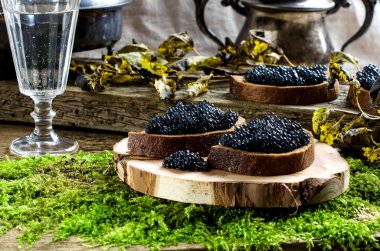 Siyah havyar ve votka. Vintage tarzı.