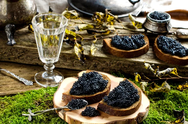 Caviar preto e vodka. Estilo vintage . — Fotografia de Stock