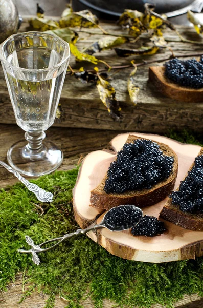 Siyah havyar ve votka. Vintage tarzı.