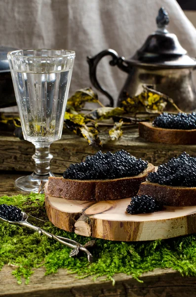 Siyah havyar ve votka. Vintage tarzı.