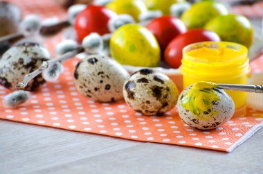 Willow ve boyalı yumurta Paskalya için çiçekli