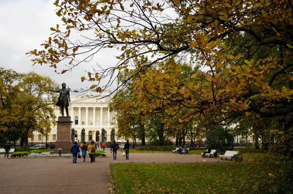Saint-Petersburg. Sanat alanı. Rusya ile yolculuk.