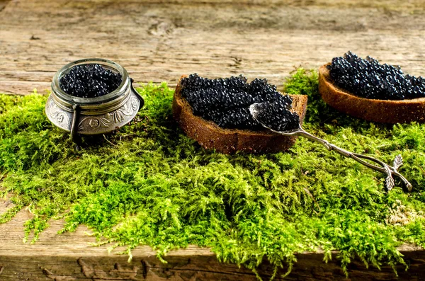 Caviar preto em pão escuro — Fotografia de Stock
