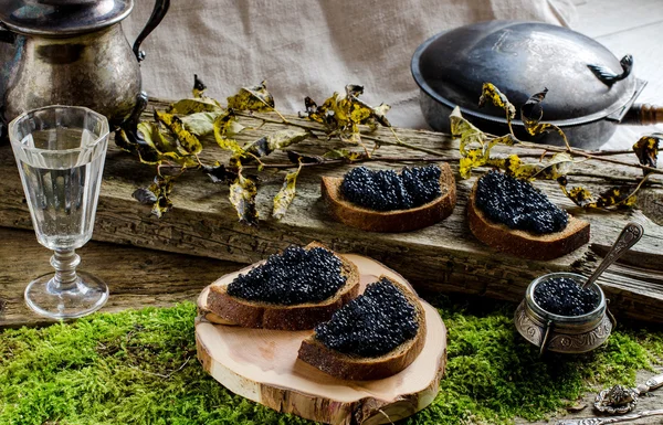 Siyah havyar ve votka. Vintage tarzı.