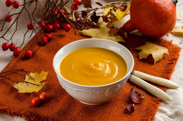 Тыквенный суп. Осенний натюрморт . — стоковое фото