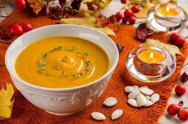 Balkabağı çorbası. Sonbahar natürmort.