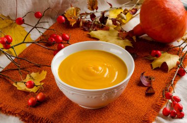 Balkabağı çorbası. Sonbahar natürmort.