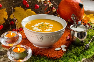 Balkabağı çorbası. Sonbahar natürmort.