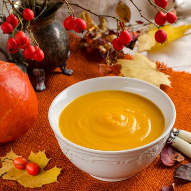 Balkabağı çorbası. Sonbahar natürmort.