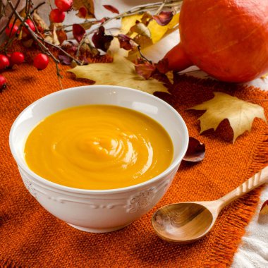 Balkabağı çorbası. Sonbahar natürmort.