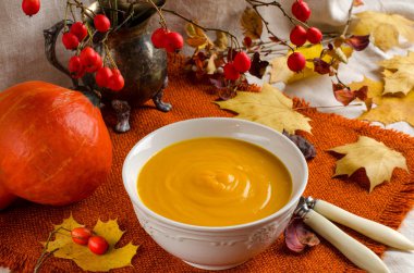 Balkabağı çorbası. Sonbahar natürmort.