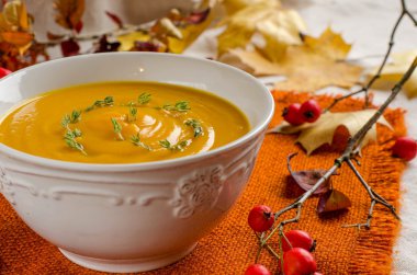 Balkabağı çorbası. Sonbahar natürmort.