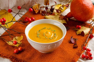 Balkabağı çorbası. Sonbahar natürmort.