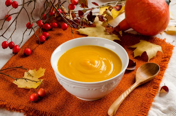 Тыквенный суп. Осенний натюрморт . — стоковое фото