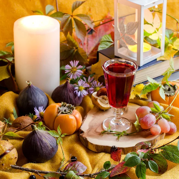 Mumlar, meyve ve kitaplar ile sonbahar natürmort.