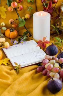 Not defteri ve mumlar sonbahar kompozisyonu.