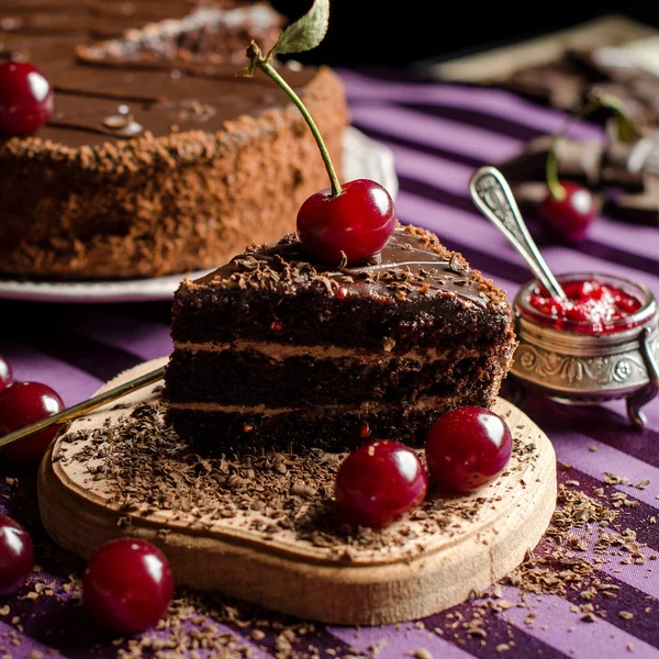 Tatlılar ve tatlılar. Kiraz ile çikolatalı kek.