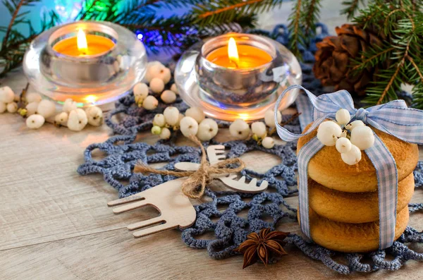 Karácsonyi sütik ünnepi dekorációval — Stock Fotó