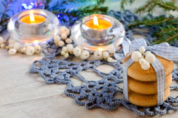 Karácsonyi sütik ünnepi dekorációval — Stock Fotó